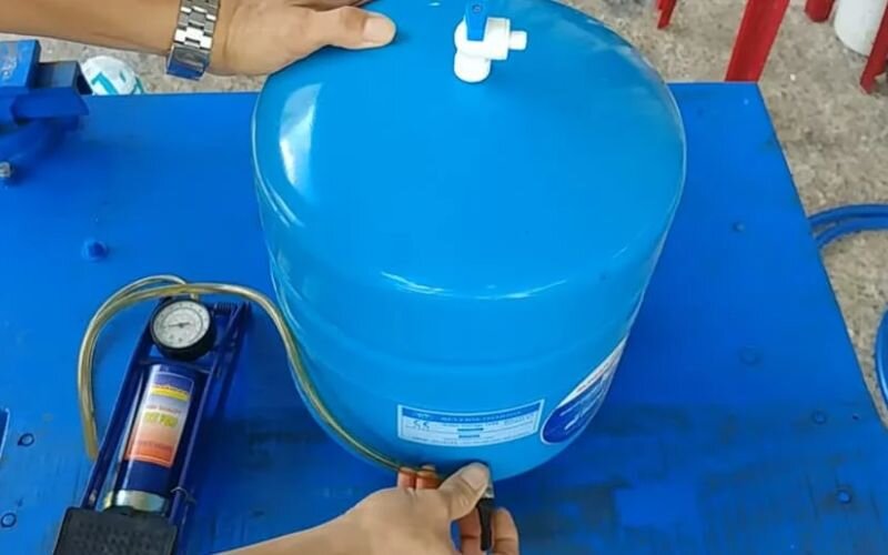Chuẩn bị trước khi bơm hơi vào bình áp máy lọc nước