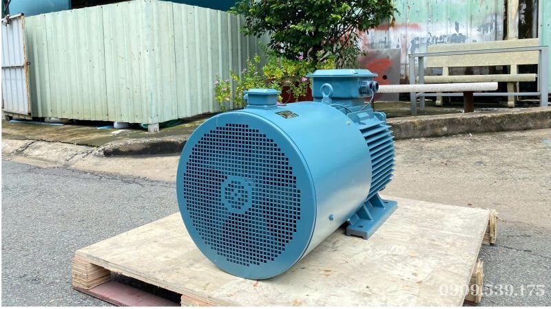 Ảnh motor biến tần 3 pha 45kW 60Hp với công suất 60Hp, chuyên dùng cho hệ thống bơm cấp nước lớn và ứng dụng công nghiệp siêu nặng, đảm bảo hiệu suất và độ bền.