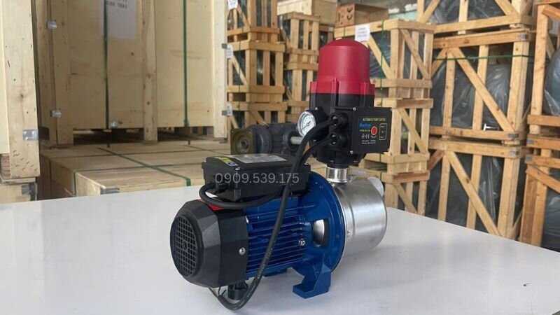 Máy bơm nước đẩy cao tăng áp được trang bị bộ điều khiển điện tử thông minh