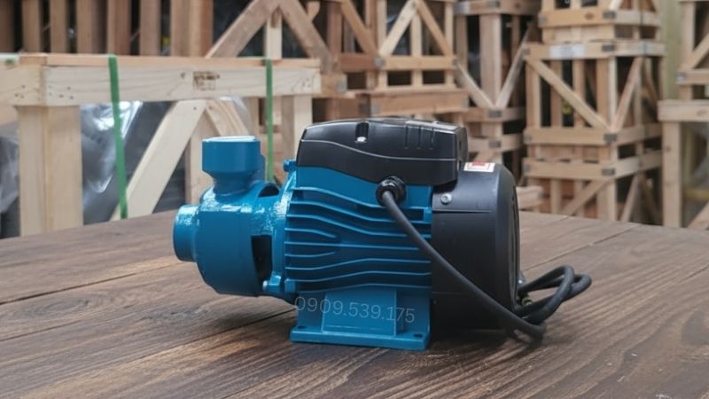 Máy bơm nước đẩy xa được thiết kế chuyên dụng để vận chuyển nước đi xa hoặc lên cao với cột áp lớn đảm bảo lưu lượng nước ổn định.