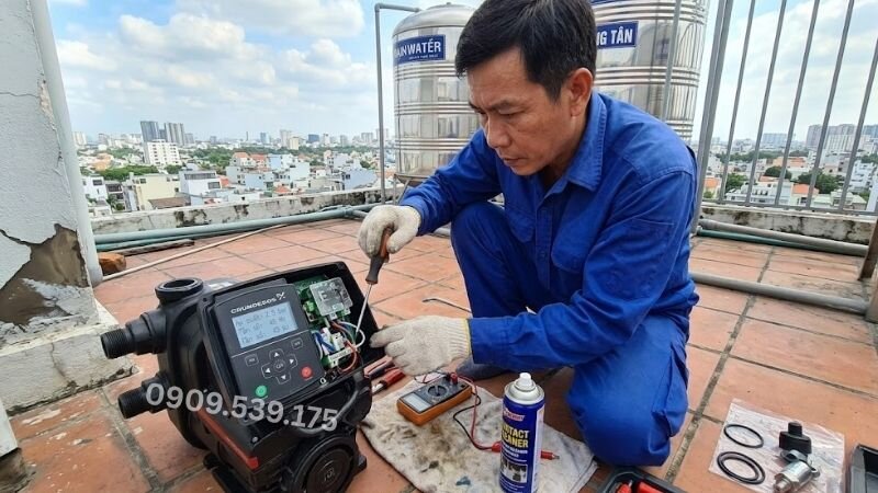 Kỹ thuật viên đang bảo trì máy bơm tăng áp biến tần mini.