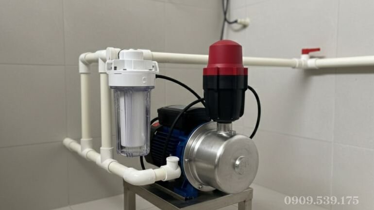 Lắp đặt bộ lọc nước đầu nguồn để bảo vệ máy bơm tăng áp khỏi cặn bẩn.